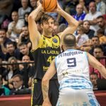 La Laguna Tenerife gana en Grecia desde la defensa (6)