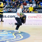 Iberia Express se vuelca con La Laguna Tenerife y su afición (8)