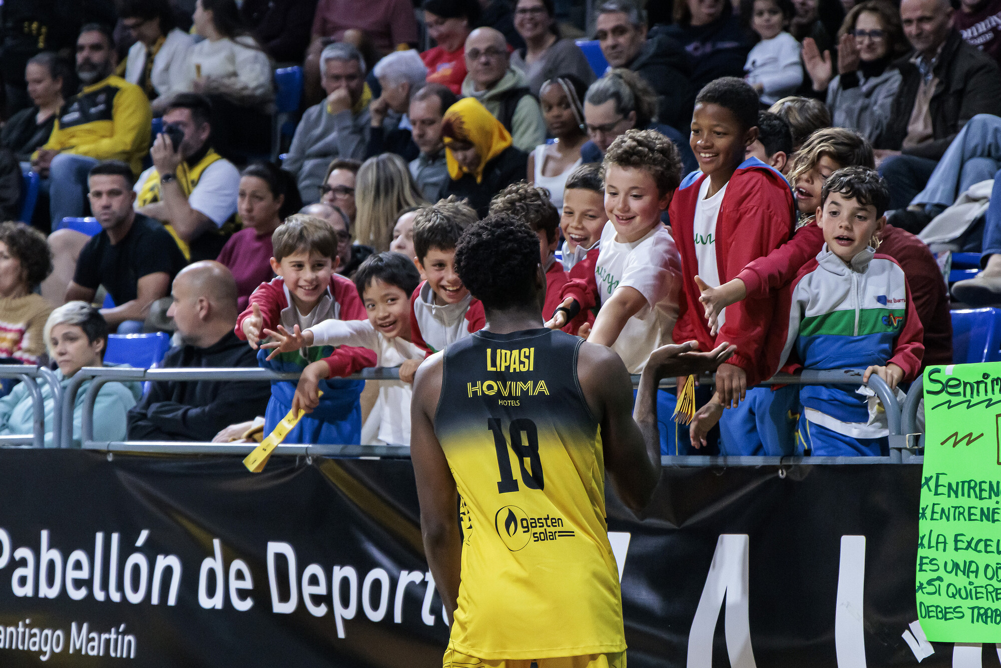 Ir a la noticia El Santiago Martín vibra con el filial