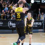 La Laguna Tenerife tumba al Baskonia y festeja su undécima alegría liguera (13)