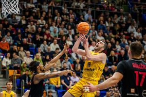 Trabajada victoria en Praga para festejar la tercera alegría en el Top 16 (5)