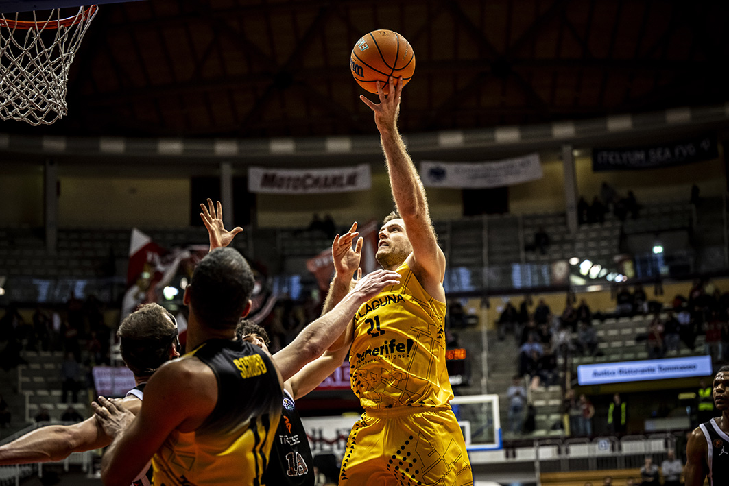 Noticia Tim Abromaitis iguala la marca histórica de partidos de Manolo de las Casas