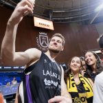 Afición y equipo se funden en una tarde especial (14)