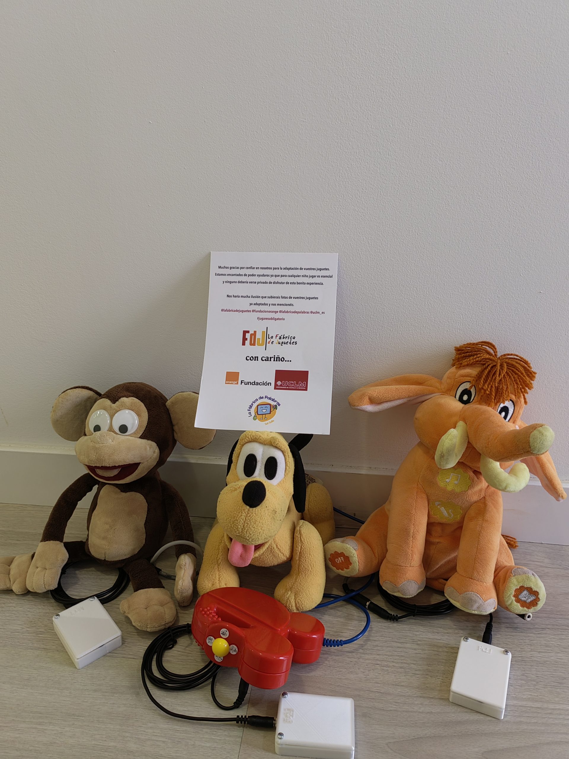 Juguetes adaptados: mono, pluto y elefante