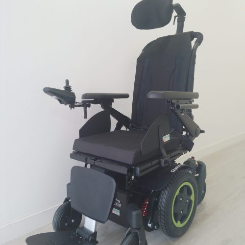 silla de ruedas eléctrica negra y verde