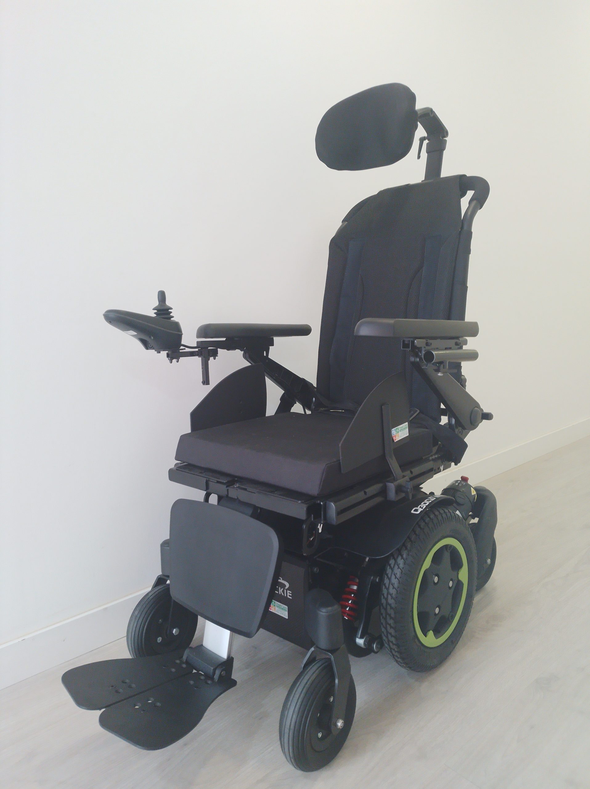 silla de ruedas eléctrica negra y verde