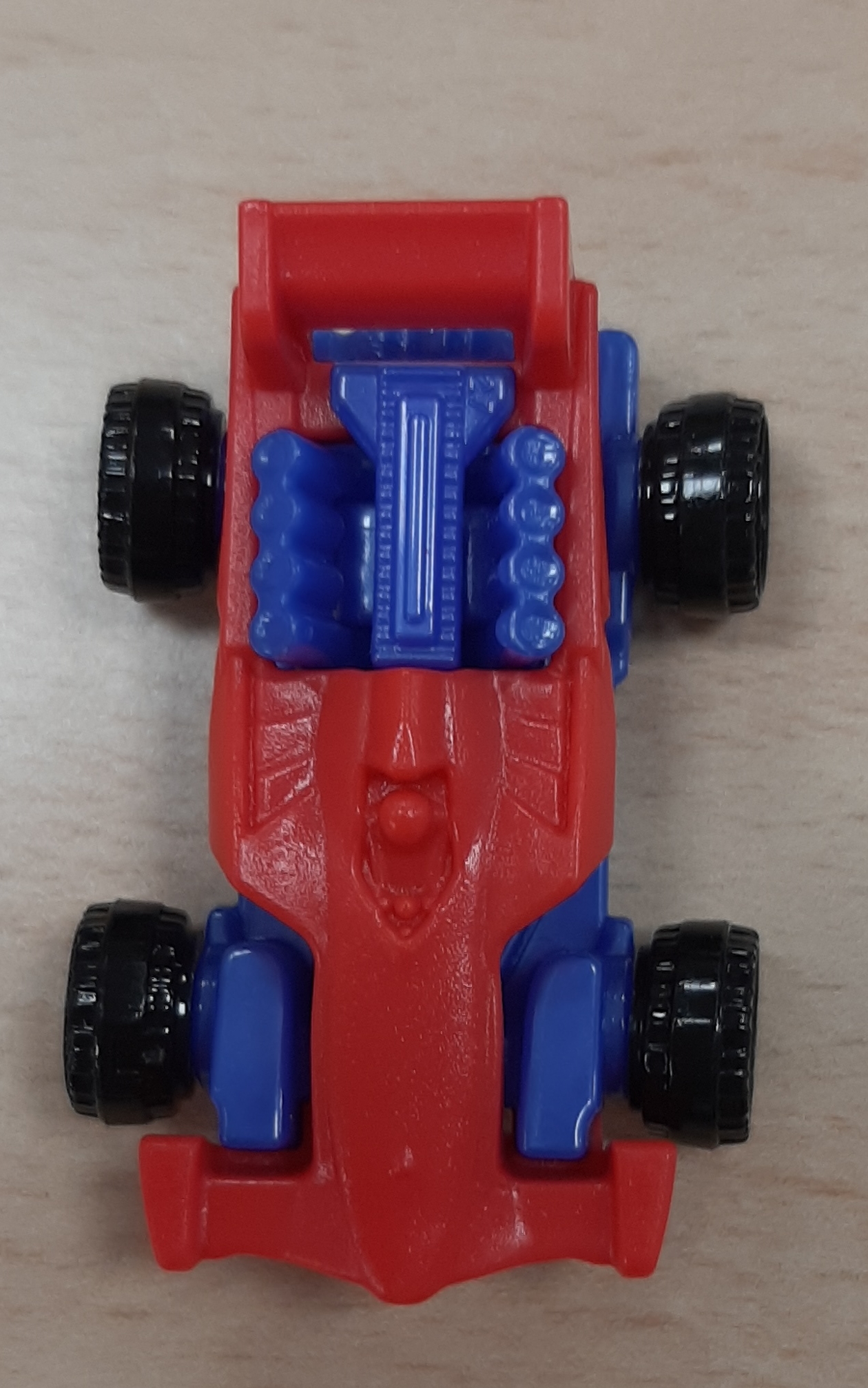 Coche plástico rojo y azul