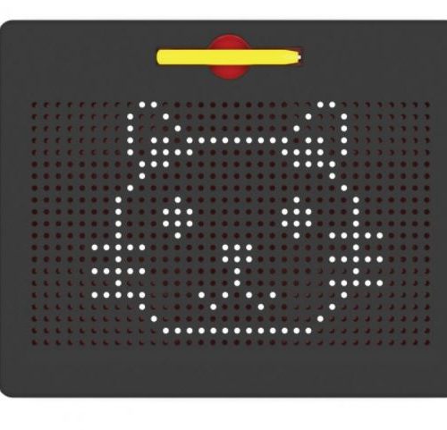 Tablero negro con bolas metálicas