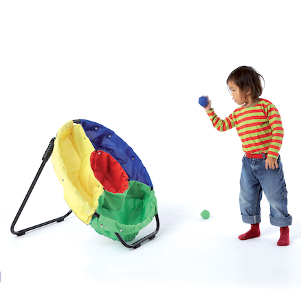 Niña jugando con pelotas a encestar