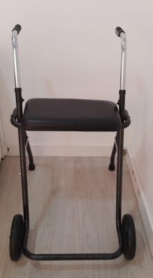 Andador negro robusto con asiento