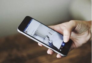 Una mano sosteniendo un teléfono