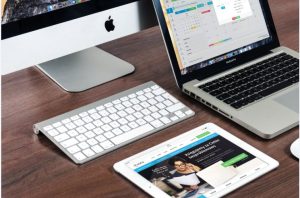 Varios dispositivos sobre una mesa