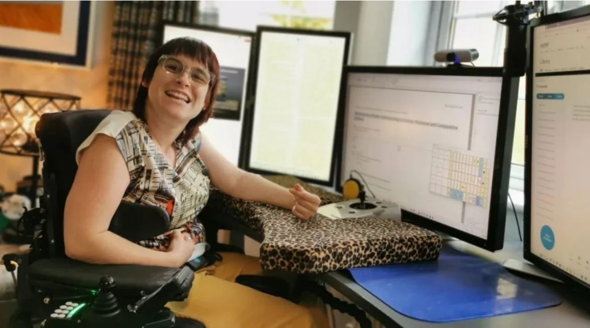 Dra. Claire Malone tiene discapacidad y trabaja de forma remota.