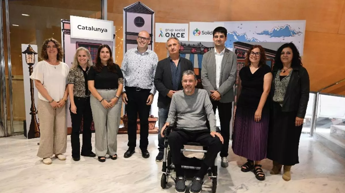 Juan Carlos Unzué, en el centro, junto a otras personas.