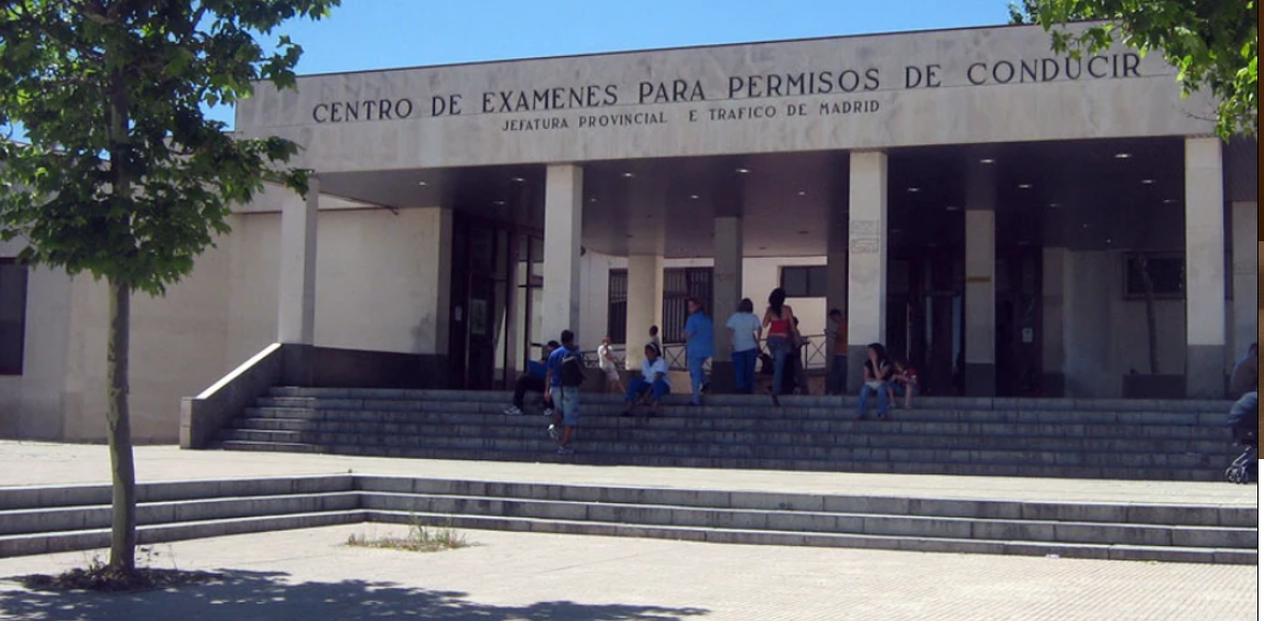 Fachada de un centro de exámenes para permisos de conducir.