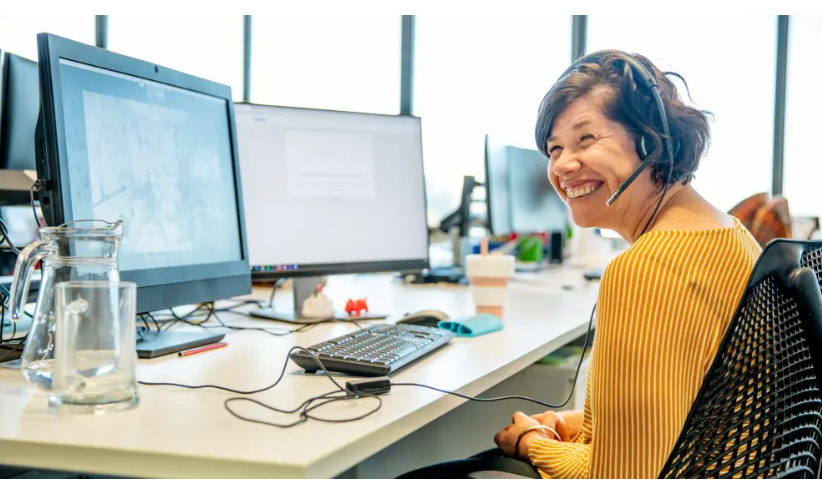 Trabajadora con discapacidad en su puesto de trabajo