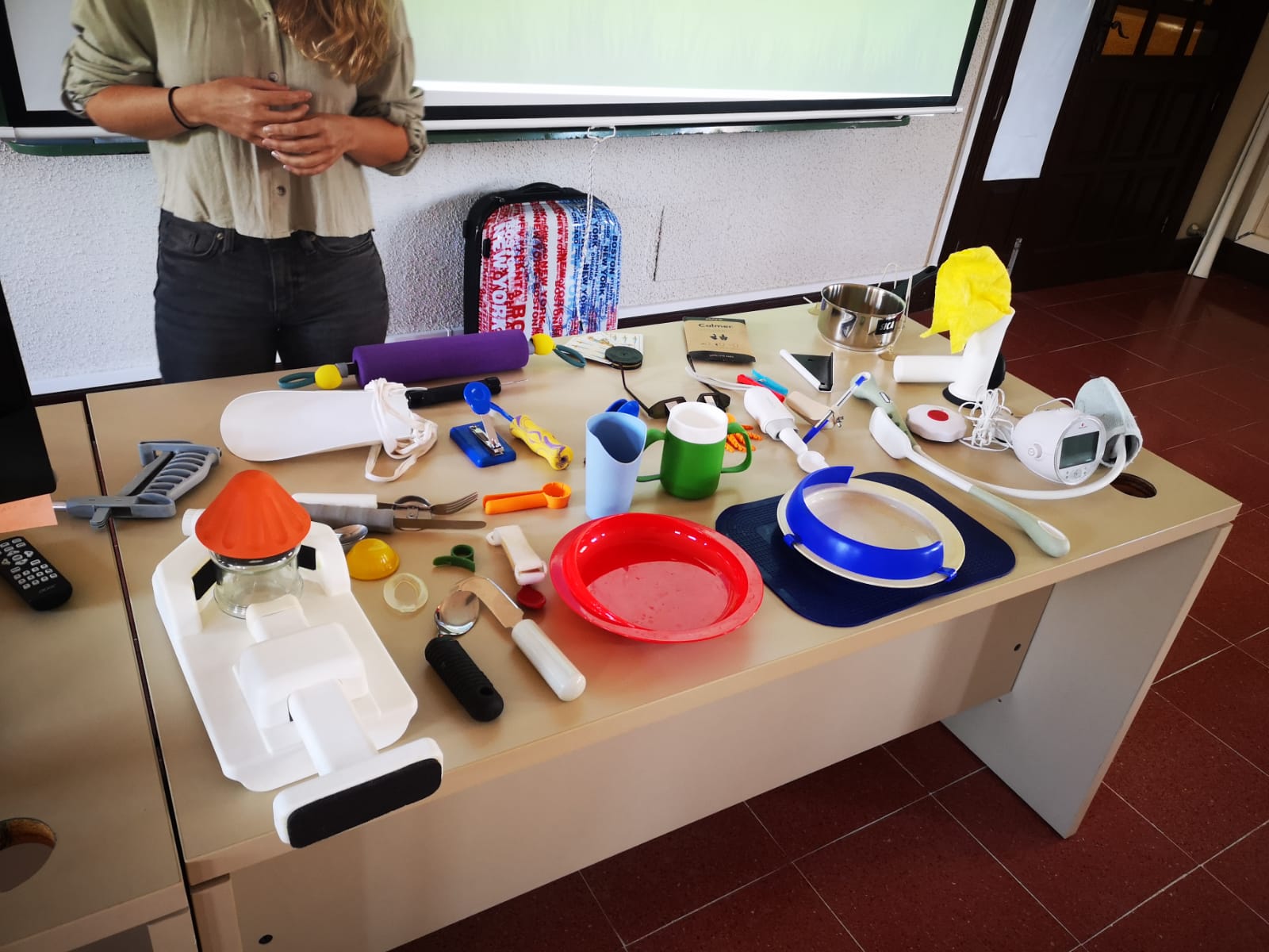 Mesa con varios productos de apoyo