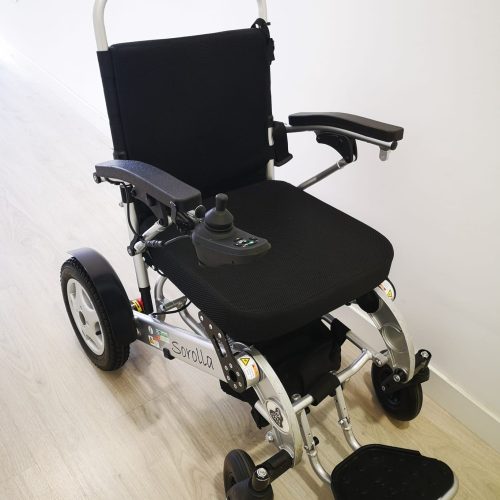 Silla de ruedas eléctrica negra y plata
