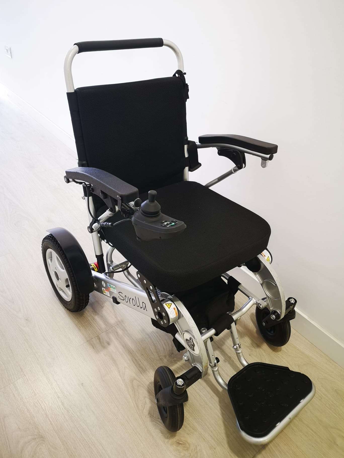 Silla de ruedas eléctrica negra y plata