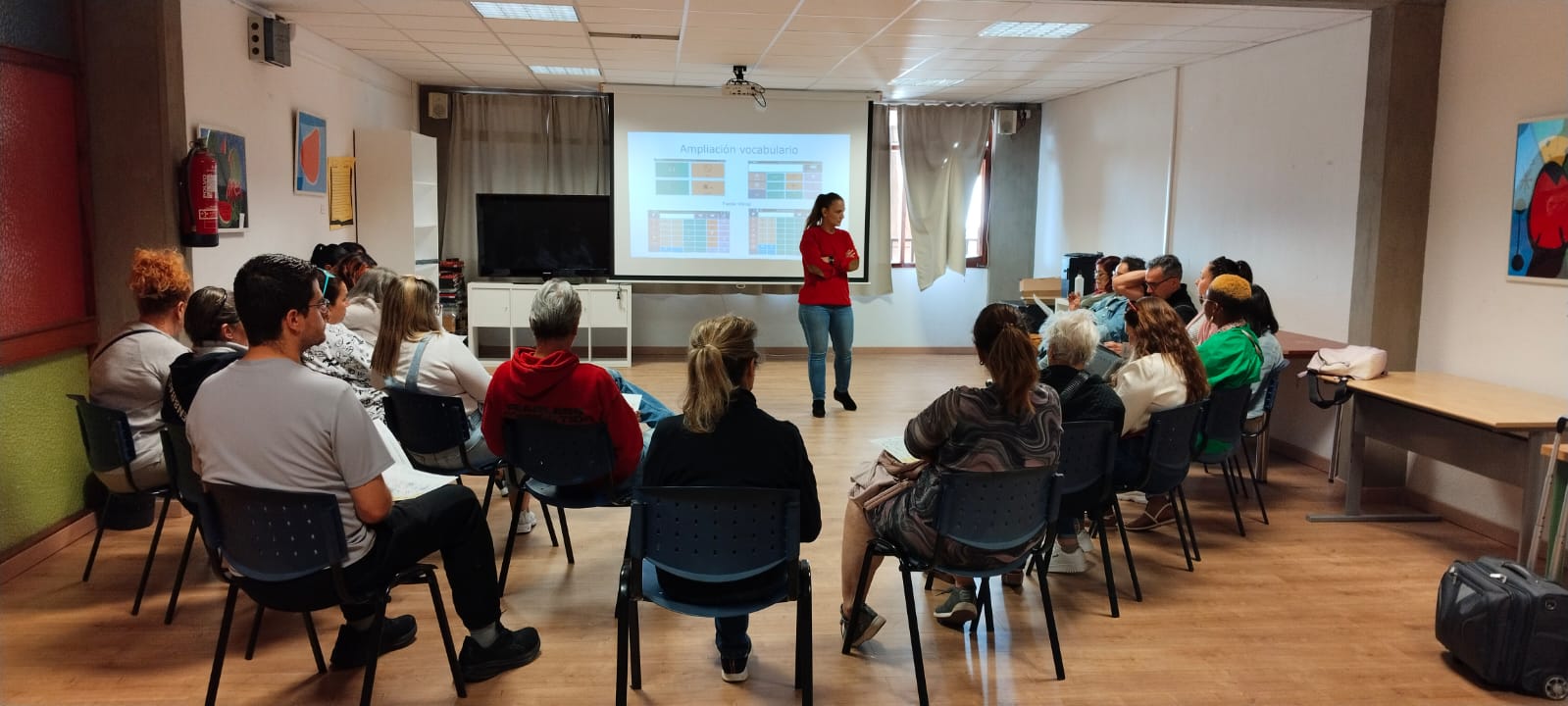 Virginia González Rosquete en dinámica con las familias