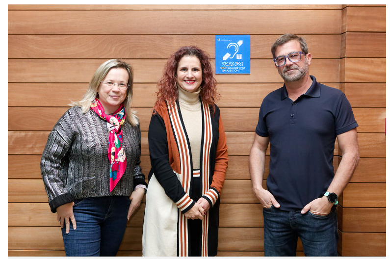 Beatriz Martín, proponente de la iniciativa; la vicerrectora Isabel León y Juan José Barrera, de Laborsord.