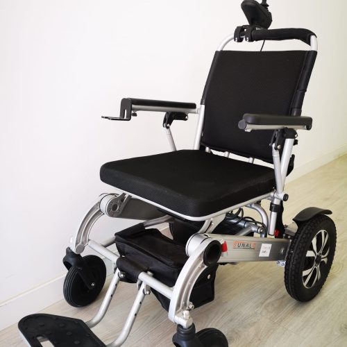Silla de ruedas eléctrica color negro y plata