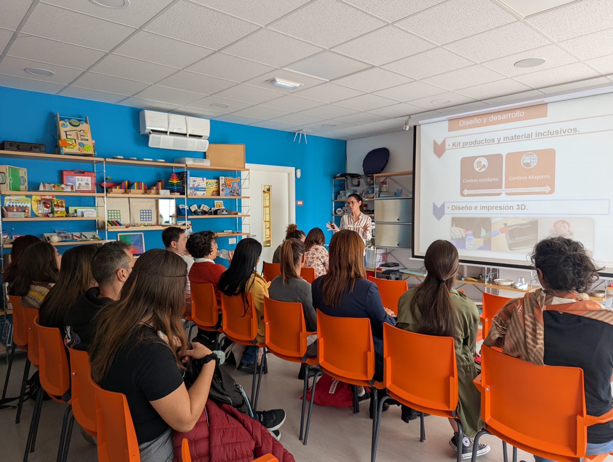 Terapeuta del CIVAT impartiendo charla