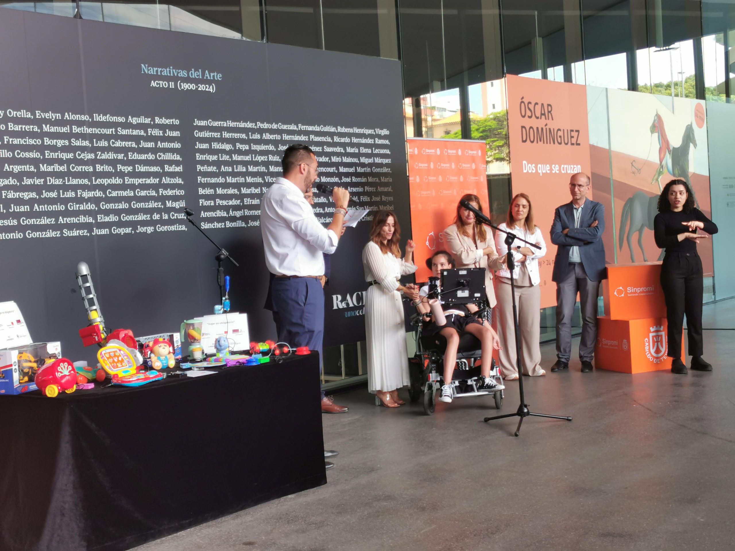 Acto de entrega de los juguetes adaptados.