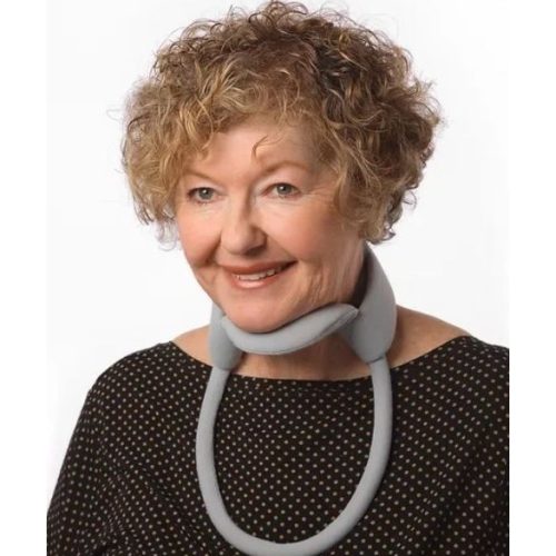 señora usando collarín cervical gris claro
