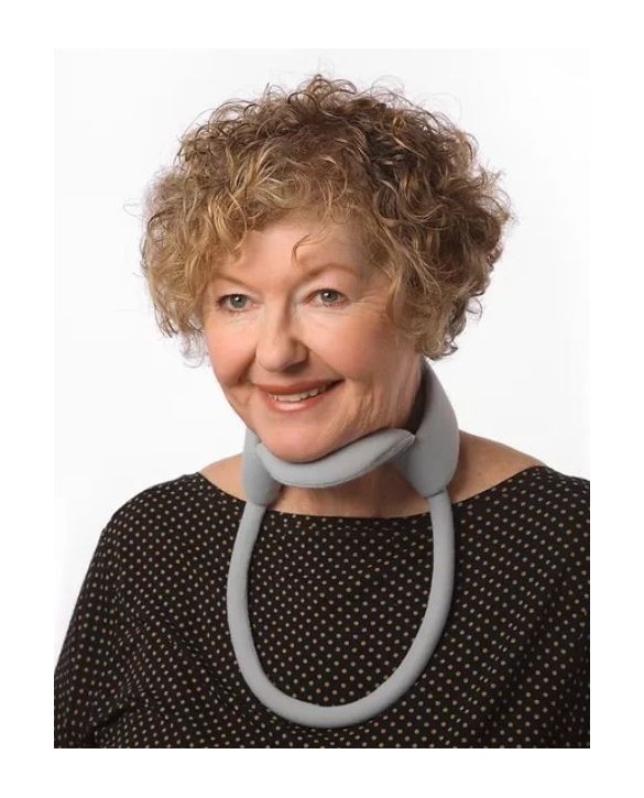 señora usando collarín cervical gris claro