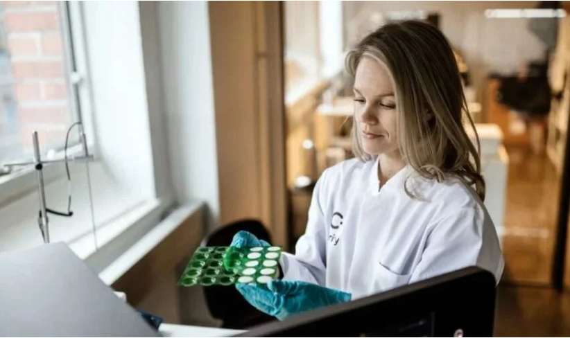 Imagen representativa de CurifyLabs y la fabricación automatizada