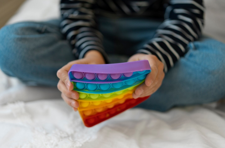 Menor sentado manipulando material sensorial