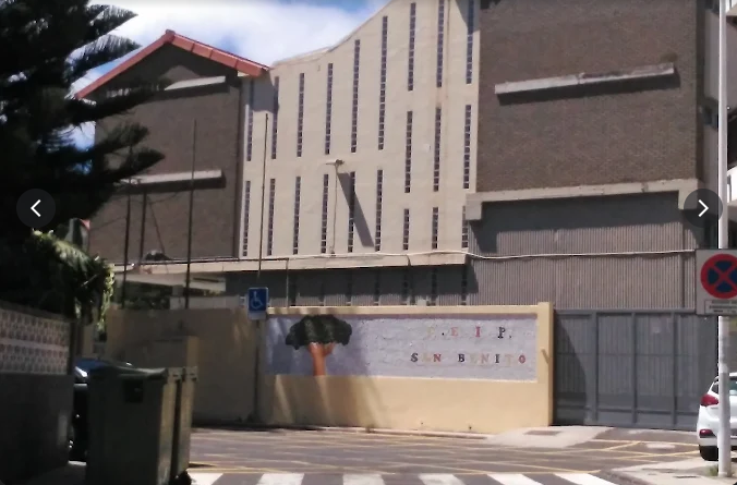 Entrada principal del CEIP San Benito