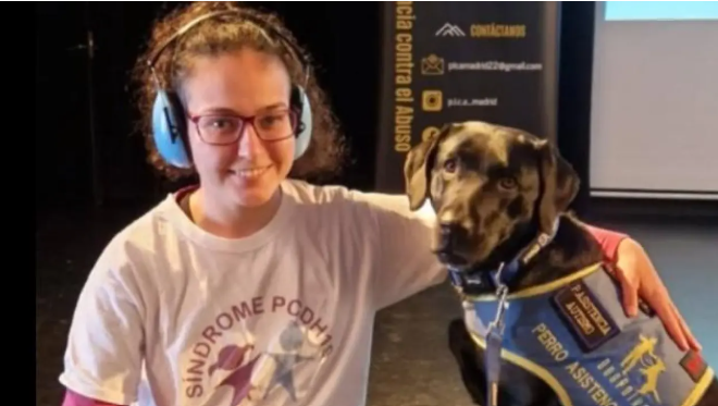 Violeta Díaz, junto a su perra de asistencia /Cedida