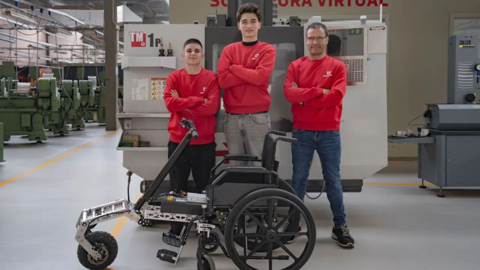 Alejandro Ruiz y Bruno Avigo, junto a su tutor, probando el dispositivo