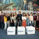 El presidente del Cabildo, Pedro Martín, y la consejera delegada de Acción Exterior Liskel Álvarez entregaron las becas en el Salón Noble de la institución