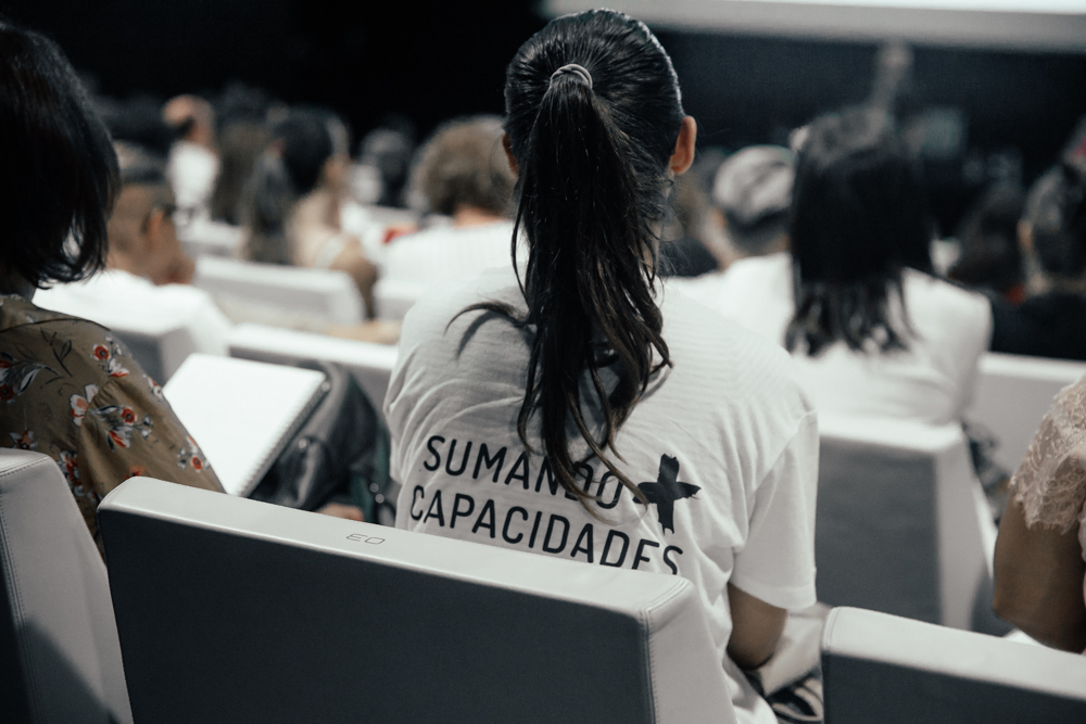 Imagen de una persona de espaldas mostrando en su camiseta el lema de SINPROMI 