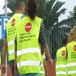 foto de personas con chaleco reflectante