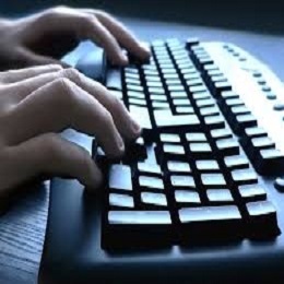 foto teclado con unas manos escribiendo