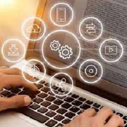 Foto de un teclado y unas manos