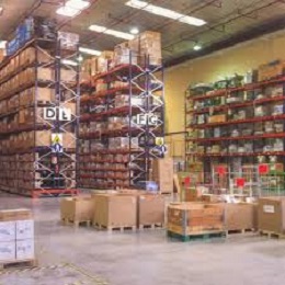 Foto de un almacén con mercancías