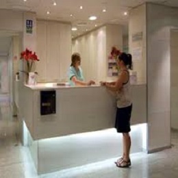 Foto de una recepción con una mujer siendo atendida