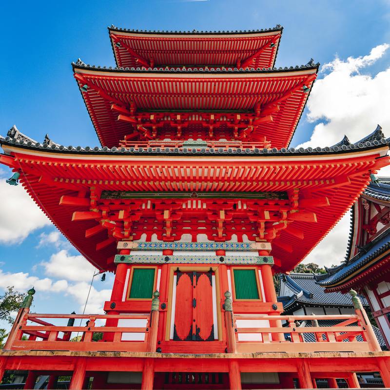 Imagen free-photo-of-torre-cielo-azul-fachada-templo.jpeg