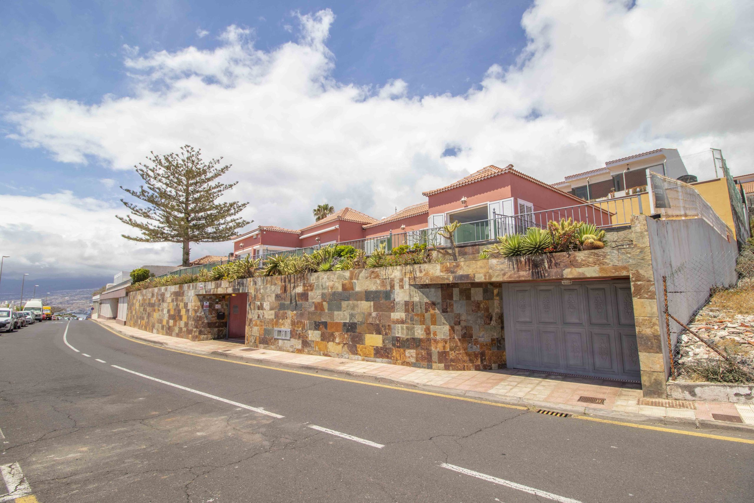 Imagen de Villa con piscina y vistas infinitas en Radazul
